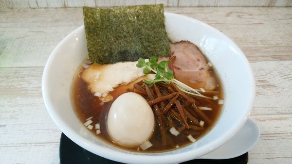 「醤油ラーメン＋特製トッピング」@らーめん 羊と狼の写真