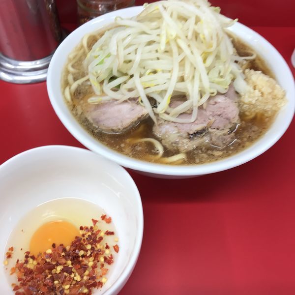 「半分 固め 脂少なめ 生たまご」@ラーメン二郎 神田神保町店の写真