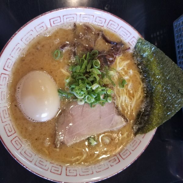 「魚介豚骨ラーメン味玉付き」@博多長浜らーめん 六角堂の写真