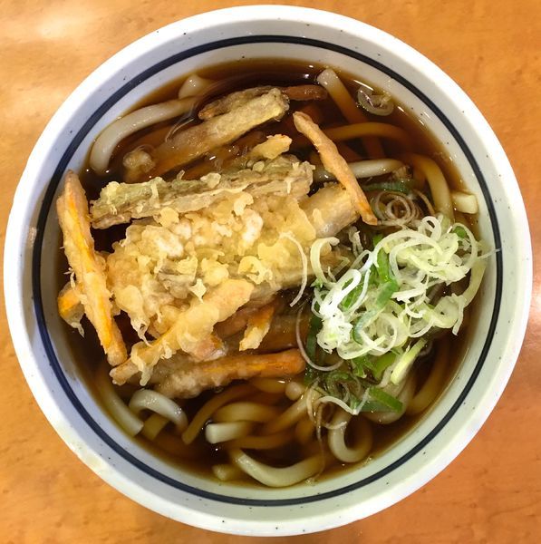 「天ぷらうどん・ごぼう天」@蕎麦 一心たすけ 田町店の写真