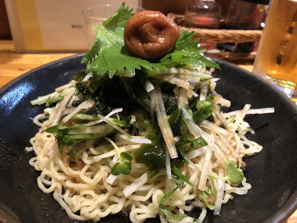 「梅しそ冷し麺（つまみ＋生大２）」@支那そばとんぼの写真