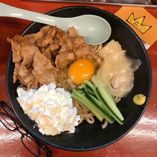 「すごい冷やし中華＋生玉子」@立川マシマシ 5号店（神保町店）の写真