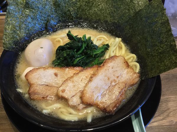 「MAXラーメン 麺かため脂味ふつう ¥900‬」@横浜家系濃厚とんこつラーメン 本気家の写真