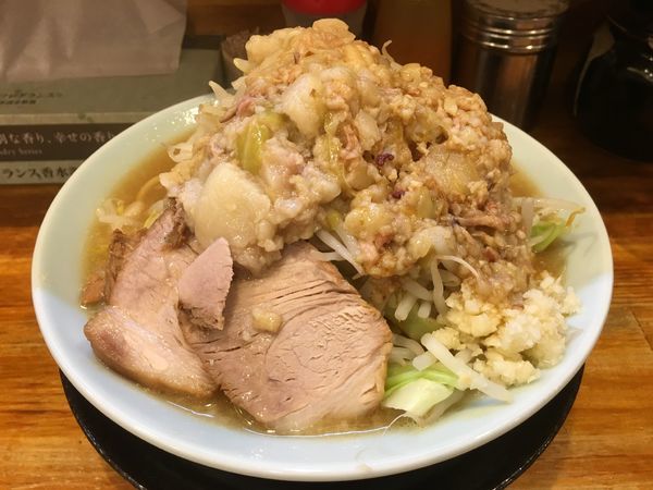 「ラーメン(ﾔｻｲ･ｱﾌﾞﾗﾏｼﾏｼ､ﾆﾝﾆｸ)￥650」@ラーメン盛太郎の写真