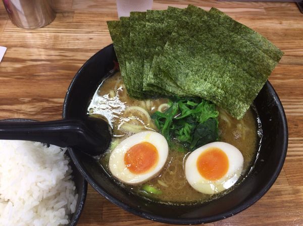 「味付け玉子ラーメン(油多め)+のり+ライス」@せい家 三鷹店の写真