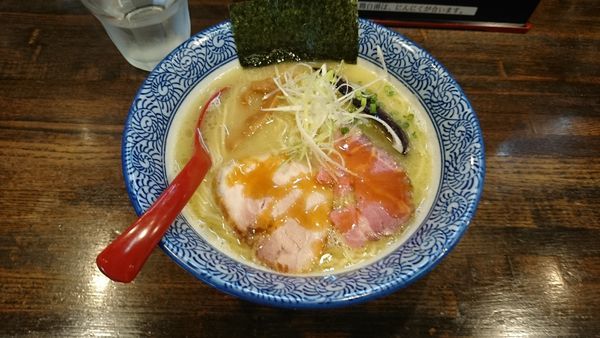 「濃厚鶏白湯らーめん800」@らーめん詩の写真