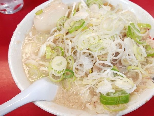 「らーめん＋味付たまご（薬味ネギ多め）」@らーめん弁慶 浅草本店の写真