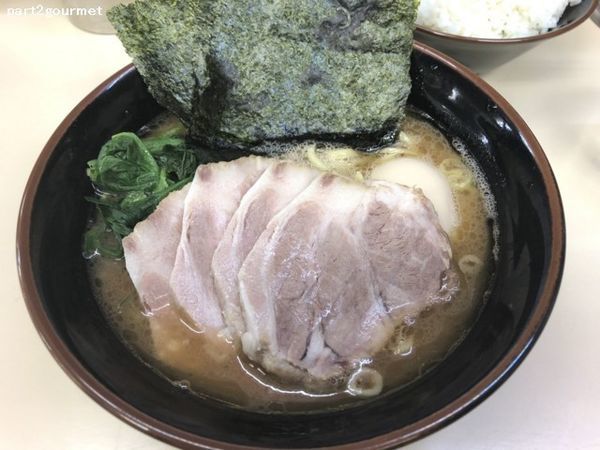 「半熟味玉チャーシューメン (970円) + ライス (無料)」@らーめん武蔵家 千葉本店の写真