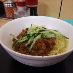 ジャージャー麺