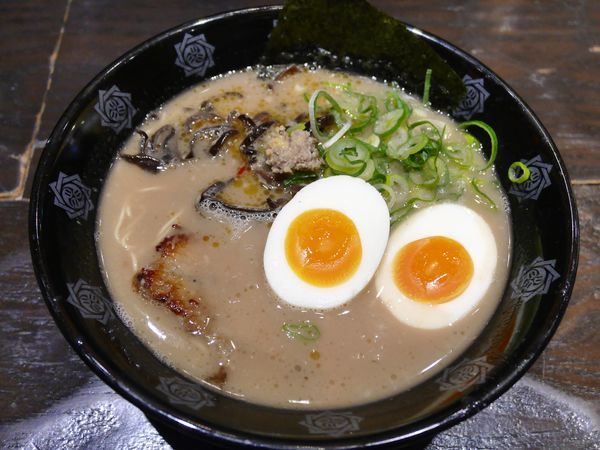 「豚骨らーめんみそ玉入り¥880円／すごい替玉¥300」@とんこつらーめん俺式 純 東京ラーメンストリート店の写真