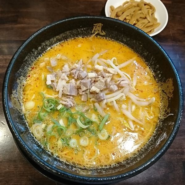 「辛味噌とんこつラーメン 680えん」@とんこつラーメン 博多風龍 大宮東口駅前店の写真