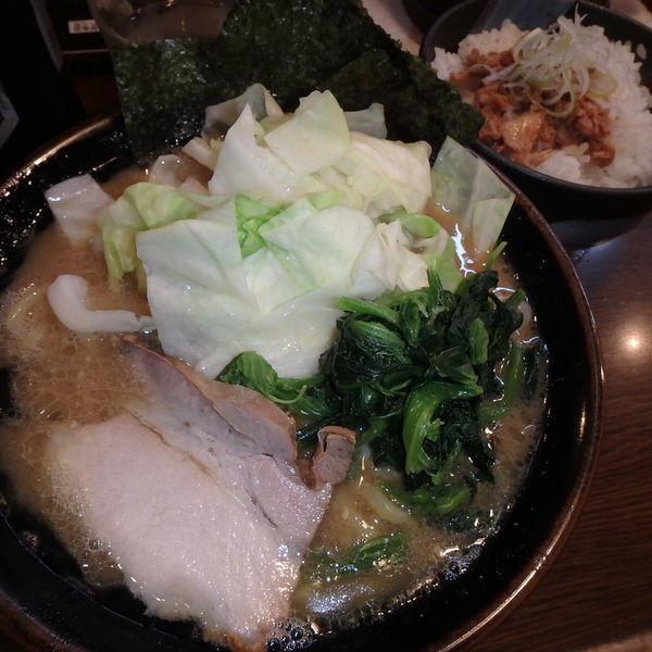 「とき卵ラーメンキャベツ入り (900円)(硬め)、瓶ビール他」@ラーメン 大山家 昭島店の写真