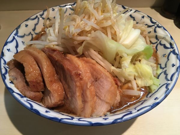 「豚増ラーメン大盛ヤサイカラメ」@らーめん 陸 尾山台店の写真