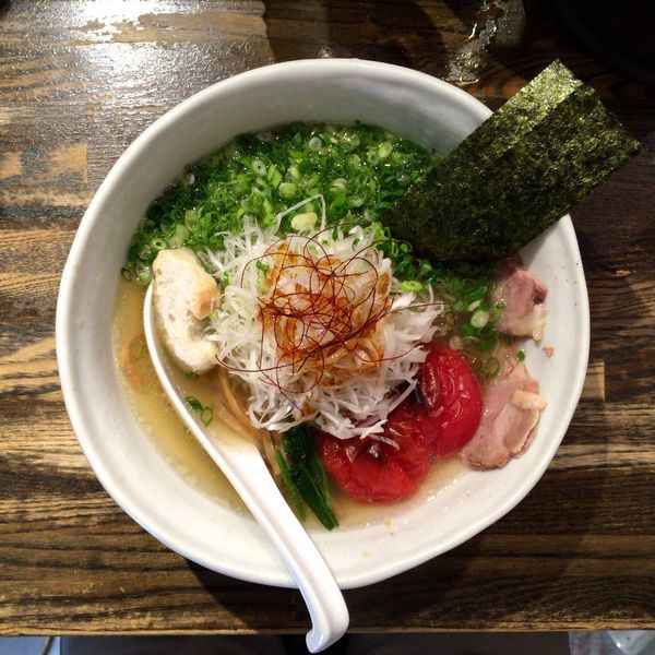 「エビスビール→塩ラーメン＋焼きトマト＋ネギ」@RAMEN CiQUEの写真