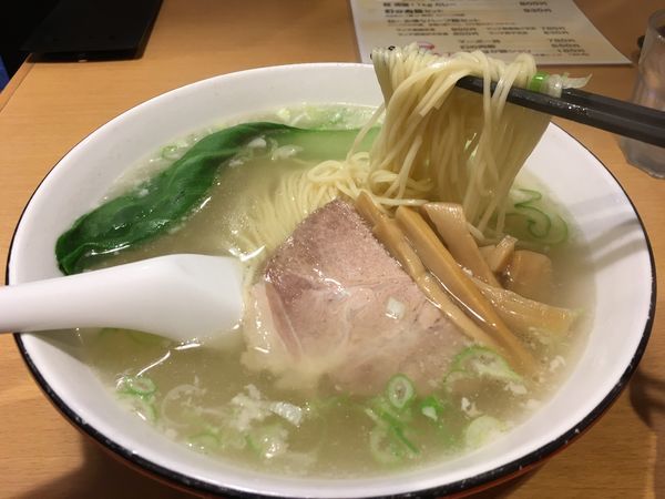 「まろやか天然潮らぁめん」@山本さん家 宿郷店の写真