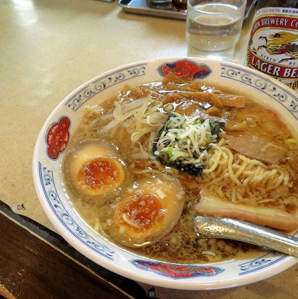 「ワンタン麺（880円）＋キリンラガー」@中華徳大の写真