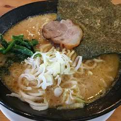 家系横浜豚骨醤油　（中盛り）