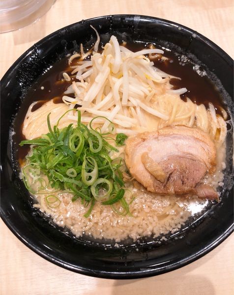 「豚骨ブラック(麺カタ.アブラ少なめ)」@替玉千里眼 志木店の写真