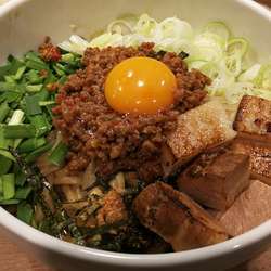 台湾まぜそば角切り増し+チーズ