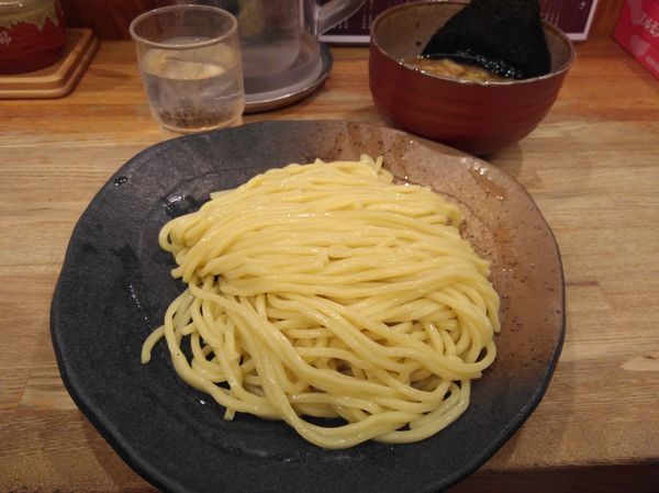 「つけ麺中盛　固め」@つけ麺屋 やすべえ 新宿店の写真