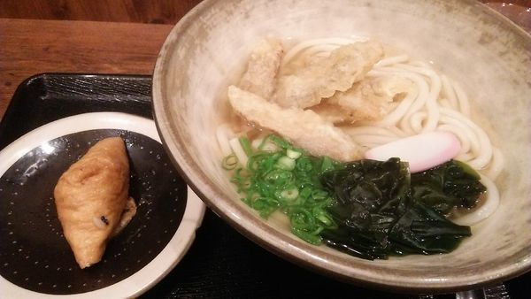 「ごぼ天うどん 600円 ＋ 三角いなり 100円」@博多うどん よかよか 有楽町店の写真