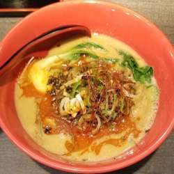 四川担々麺880円