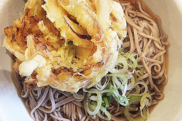 「かき揚げそば(大盛)」@焼鳥日高 せんげん台西口店の写真