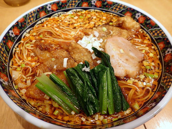 「酸辣麺・辛さ普通＋排骨」@寿限無 担々麺の写真