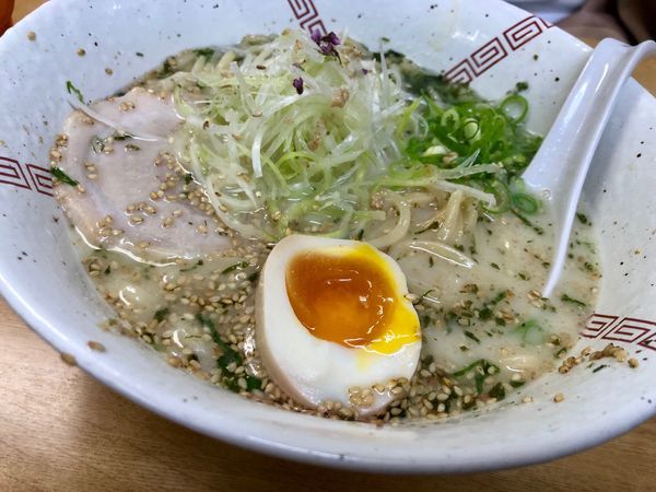 「醤油ちゃーしゅー麺＋塩ラーメン」@らーめん 弥七の写真