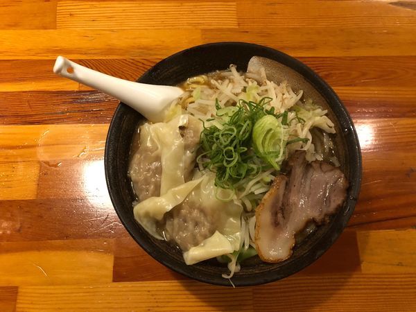 「煮干次郎らーめん + わんたん」@瞠 池袋店の写真