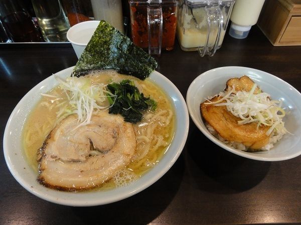 「ラーメン塩700円　炙りチャーシュー丼ミニ200円」@蝙蝠の写真