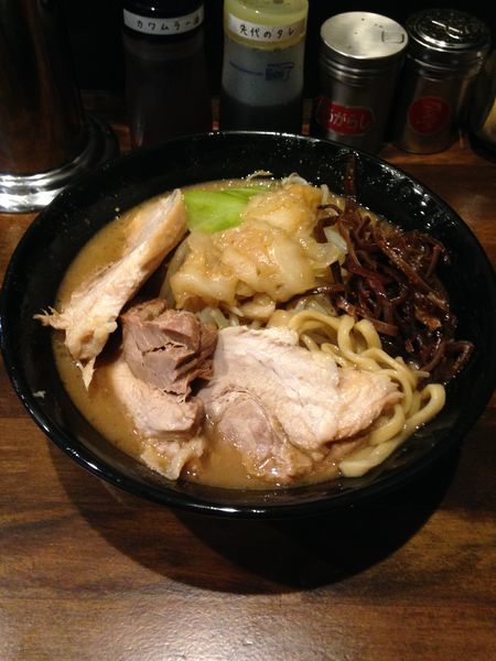 「らーめん小750円 豚1枚100円」@ガチ盛りラーメン アオイローの写真