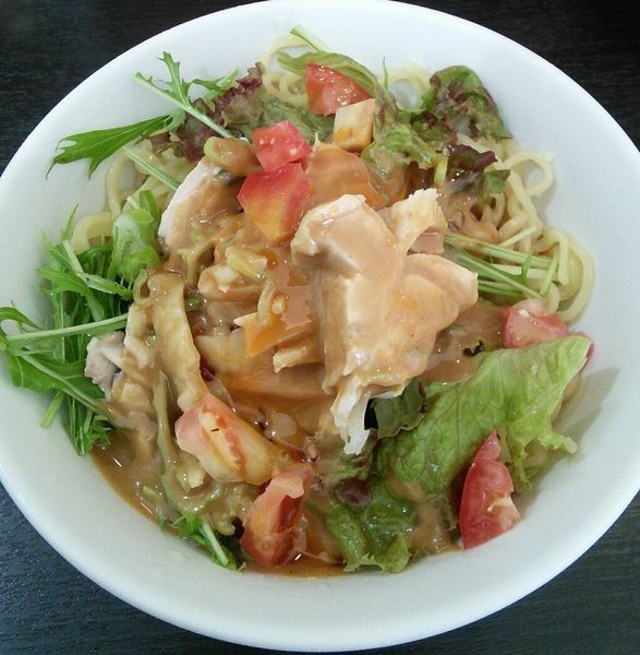「【夏季限定】サラダ風ひな鳥のバンバンジー冷麺　８５０円」@あかくろたんたんの写真
