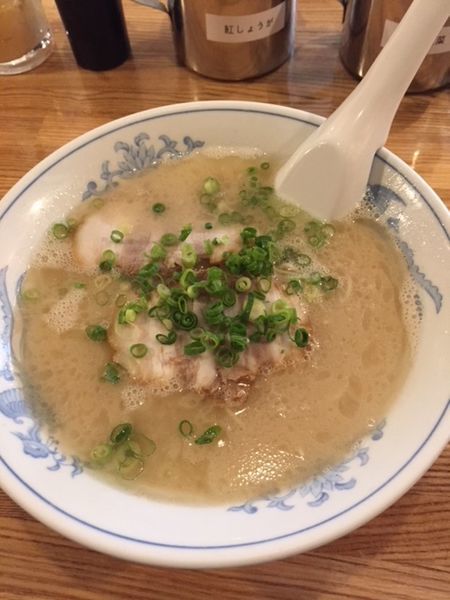 「博多ラーメン　690円　替玉クーポン利用」@博多ラーメン でぶちゃん 高田馬場本店の写真
