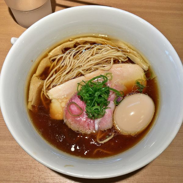 「味玉醤油らぁ麺　￥９００」@らぁ麺 はやし田 新宿本店の写真