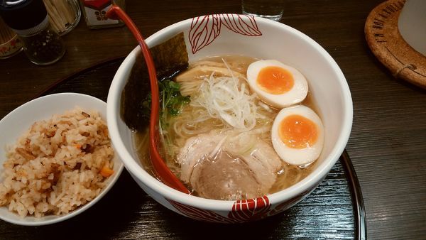 「味玉しおらーめん+炊き込みご飯(無料)」@麺処 あす花の写真