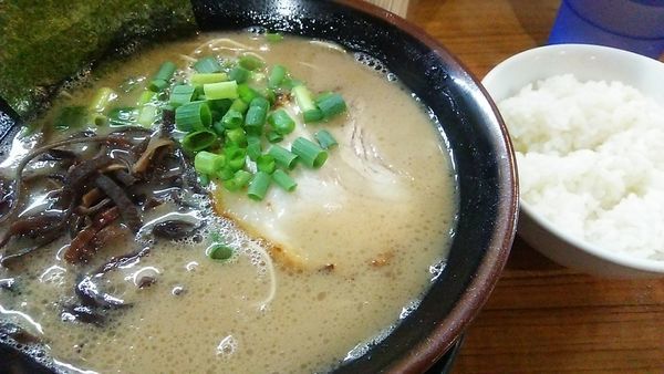 「ラーメン 750円 ＋ 半ライス 100円」@博多長浜らーめん ぼたんの写真