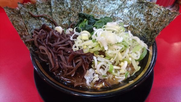 「ラーメン(麺硬め･味濃いめ)＋海苔･万能ねぎ･きくらげ」@家系ラーメン とらきち家の写真