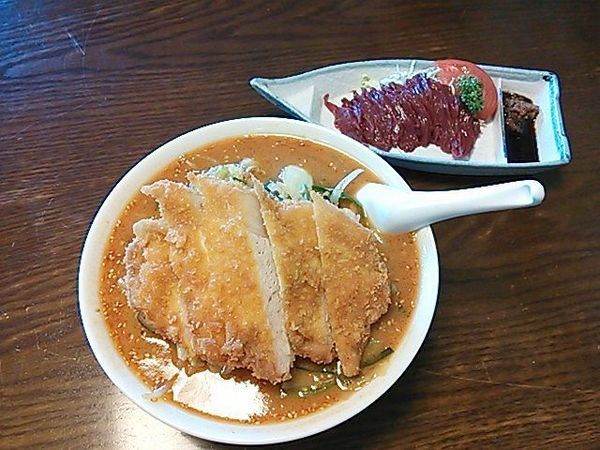 「とんかつみそラーメン＋馬刺し」@同気食堂の写真