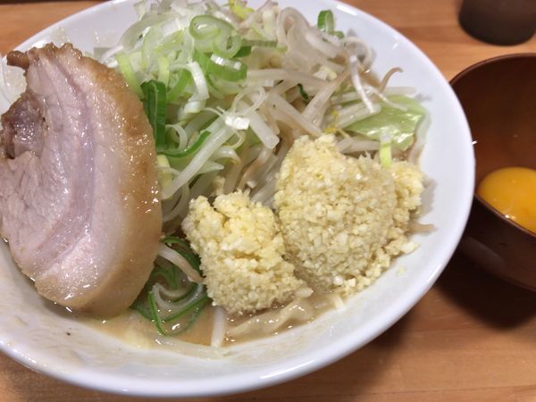 「ミニらーめん(ﾆﾝﾆｸﾏｼﾏｼﾈｷﾞ)780円+生卵30円」@ちばから 郡山店の写真