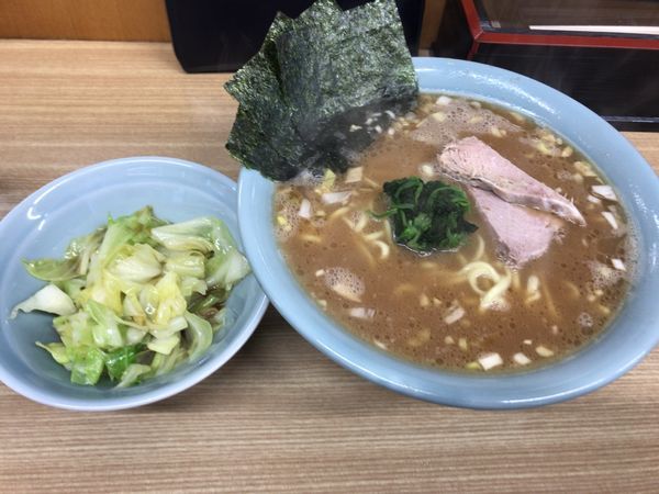 「ラーメン中800円 味付キャベツ150円」@奥津家の写真