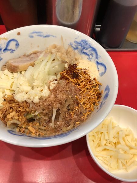 「まぜソバ 680円+チーズ70円 全マシ」@ジャンクガレッジ 大宮駅前店の写真