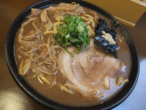 「濃厚魚介醤油らーめん(大盛り300ｇ)」@地鶏らーめん しぶ家の写真