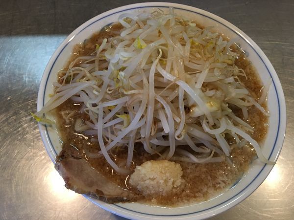 「らーめん ヤサイ増し、ニンニク、濃いめ」@らーめん大 汐留店の写真