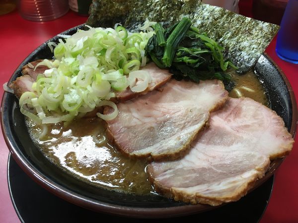 「大盛チャーシュー麺固め濃いめ薬味ネギ」@家系ラーメン とらきち家の写真