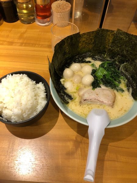 「醤油ラーメン うずら 海苔780円」@横浜家系ラーメン 船橋 魂心家の写真