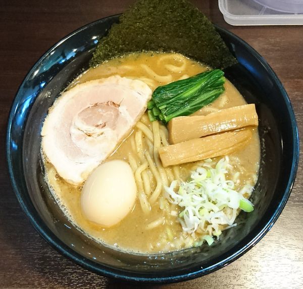 「魚介とんこつ醤油＋味玉」@つけめん・らーめん活龍 境店の写真