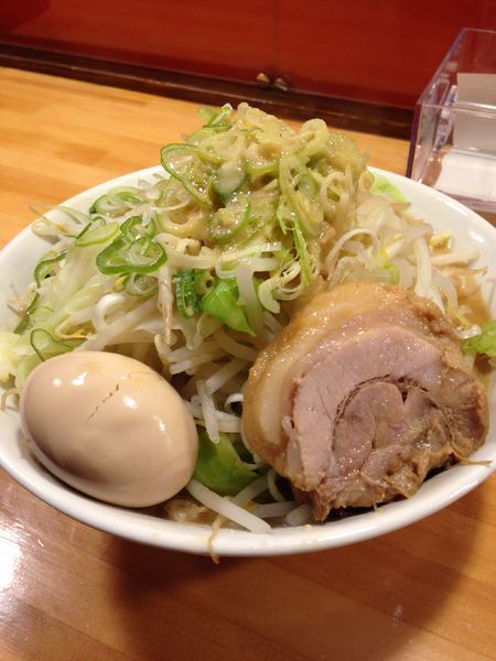 「ラーメン豚1切れ890円 味玉100円 れん草50円」@ちばから 郡山店の写真