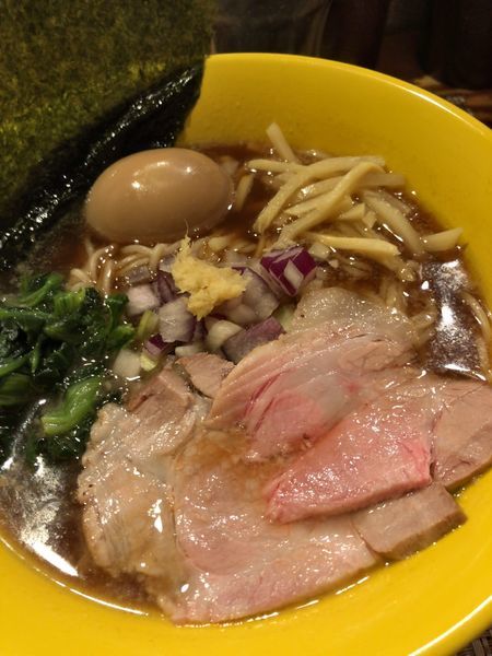 「煮干しらーめん 醤油 ¥800＋味玉 ¥100」@惠本将裕 神泉店の写真