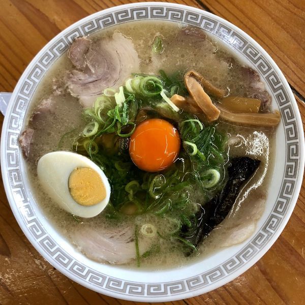 「チャーシュウメン生玉子入 (850円)」@大久ラーメン 鳥栖店の写真